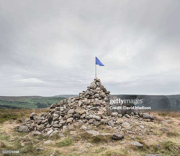 flag on rock pinnacle - pinnacle rock formation fotografías e imágenes de stock