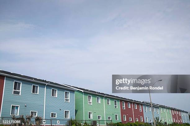 town houses in a row - duplex stockfoto's en -beelden