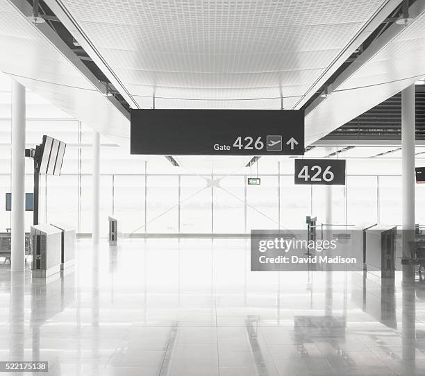 airport terminal - airport empty gate fotografías e imágenes de stock