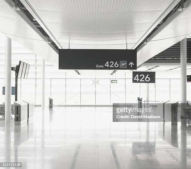 airport terminal - concourse foto e immagini stock