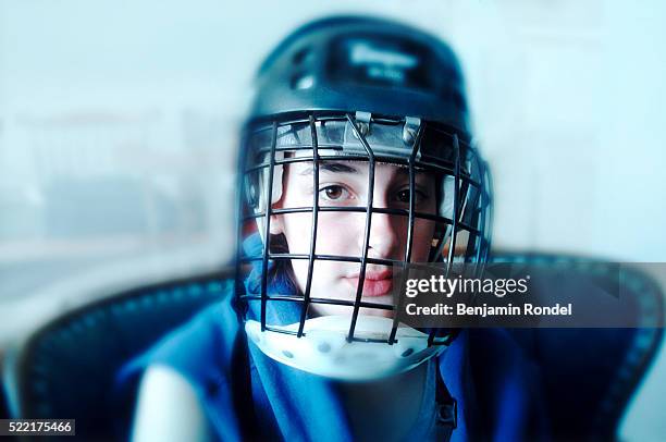 teen wearing helmet and face mask - ice hockey goaltender - fotografias e filmes do acervo
