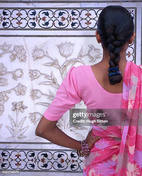 indian woman wearing sari at taj mahal - hugh sitton india fotografías e imágenes de stock