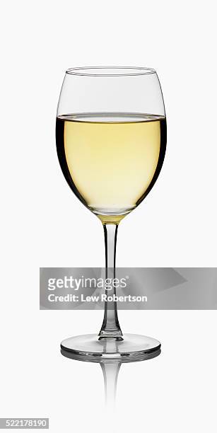 glass of white wine - wijnglas stockfoto's en -beelden