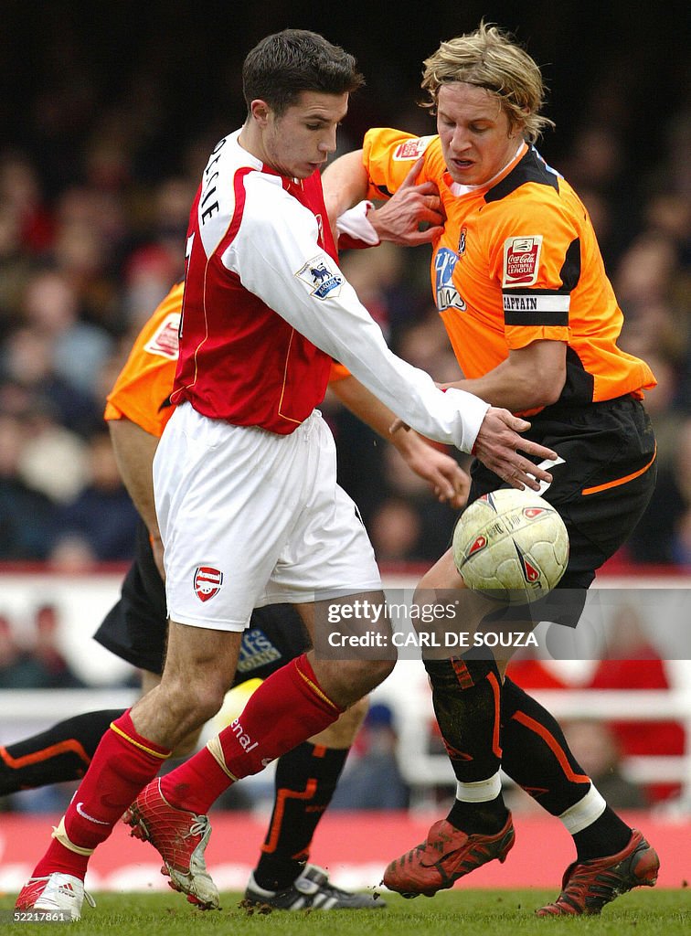 Arsenal's Robin Van Persie (L) vies with