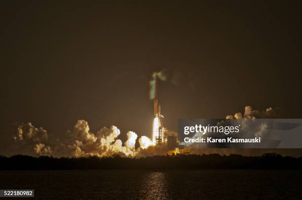 final night launch of shuttle - nasa kennedy space center stockfoto's en -beelden