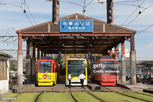 ciudad de kagoshima tranvía en japón - prefectura de kagoshima fotografías e imágenes de stock