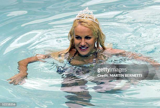 La modelo y actriz argentina Luciana Salazar posa para los fotografos despues de lanzarse a una piscina como parte de la tradicion al coronarse reina...