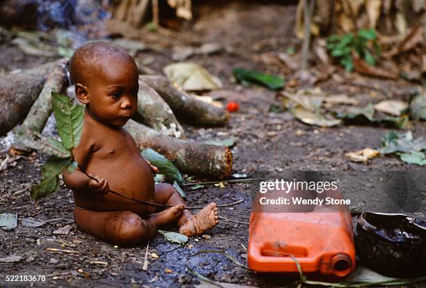 mbuti pygmies in zaire - mbuti photos et images de collection