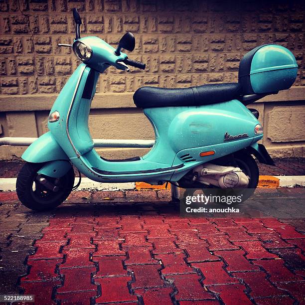 azul vespa estacionar en la calle en estambul, turquía - vespa fotografías e imágenes de stock