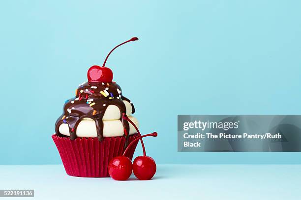 ice cream sundae cupcake - cupcake fotografías e imágenes de stock