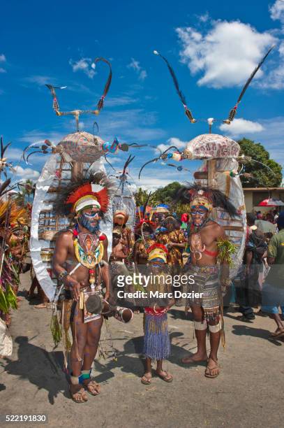 traditional dancers arriving at goroka festival - goroka photos et images de collection