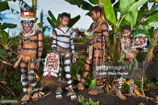 asaro valley traditional group - goroka photos et images de collection