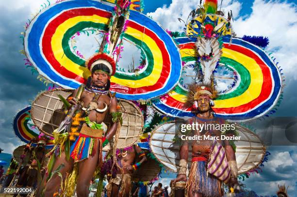 traditional festival in papua new guinea - goroka photos et images de collection