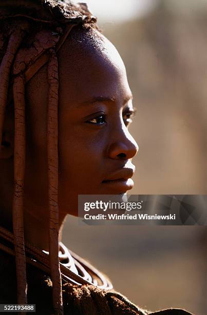 woman of hima tribe, namibia (near opuwo) - opuwo tribe foto e immagini stock