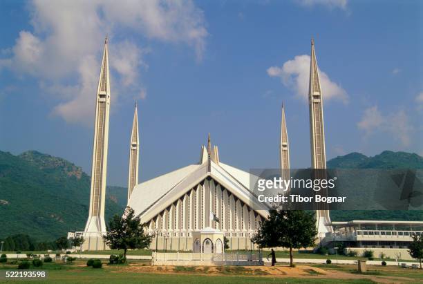 shah faisal mosque - islamabad stock pictures, royalty-free photos & images