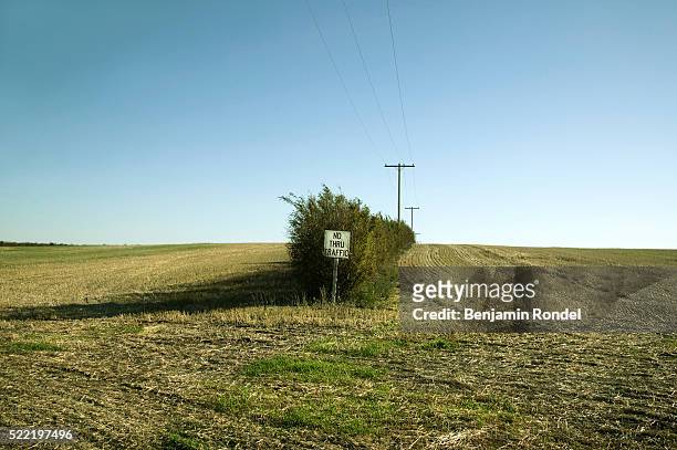 "no thru traffic" between open fields - ironia imagens e fotografias de stock