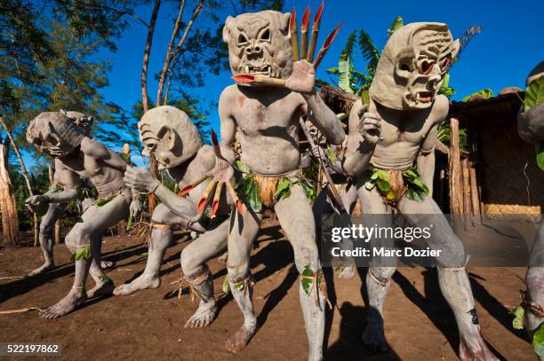 asaro mudmen - goroka photos et images de collection