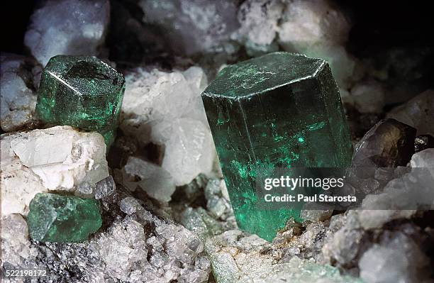 emerald - emerald gemstone stock-fotos und bilder