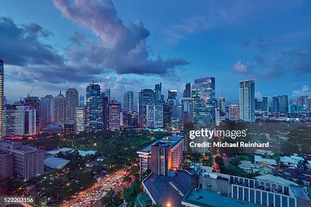 manila at night - national capital region philippines stock-fotos und bilder