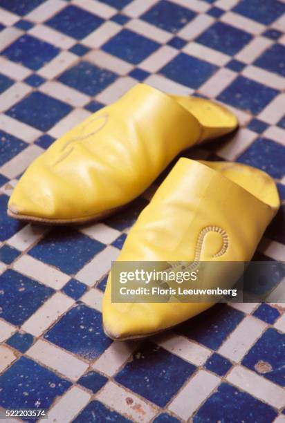 yellow slippers - babouches photos et images de collection