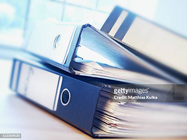 file folders - man doing paperwork stock-fotos und bilder