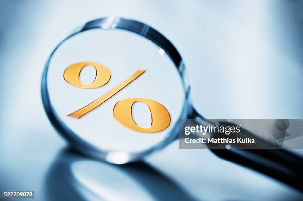 percent sign in magnifying glass - interest fotografías e imágenes de stock