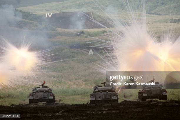 japan self defense forces exercise - formation militaire photos et images de collection