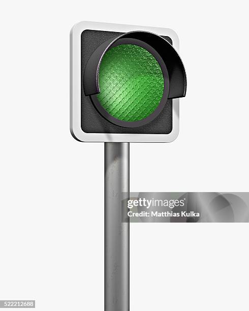 green traffic light - startzeichen stock-fotos und bilder