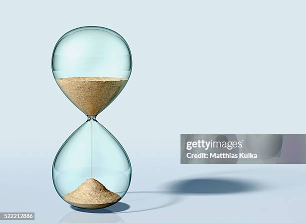 time running out - hourglass - fotografias e filmes do acervo