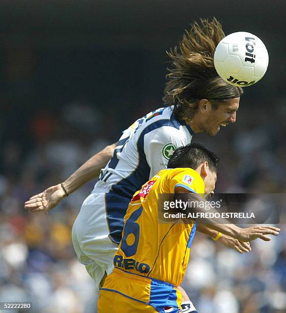 El delantero argentino, Bruno Marioni del equipo de Pumas de la Universidad Nacional, disputa el balon con Omar Briseno de Tigres de la Universidad...