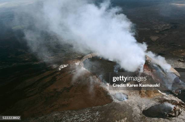 kilauea caldera at hawaii volcanoes national park - big island volcano national park stock-fotos und bilder