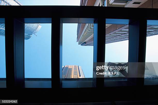 maintenance worker washing glass skylights - 六本木ヒルズ ストックフォトと画像