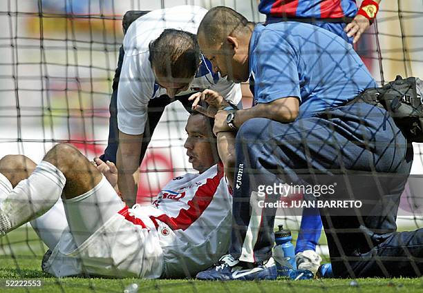Paramedicos auxilian a Daniel Roman de Veracruz, tras recibir un golpe en la cabeza durante el partido contra Atlante en la sexta fecha del Torneo...