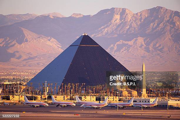 airplanes by luxor casino in las vegas - las vegas pyramid stock pictures, royalty-free photos & images