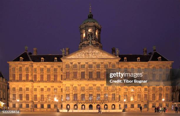 royal palace in dam square, amsterdam - amsterdam royal palace 個照片及圖片檔