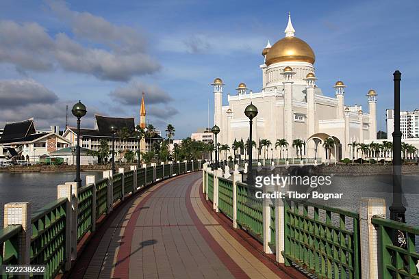 omar ali saifuddien mosque in brunei - バンダルスリベガワン ストックフォトと画像