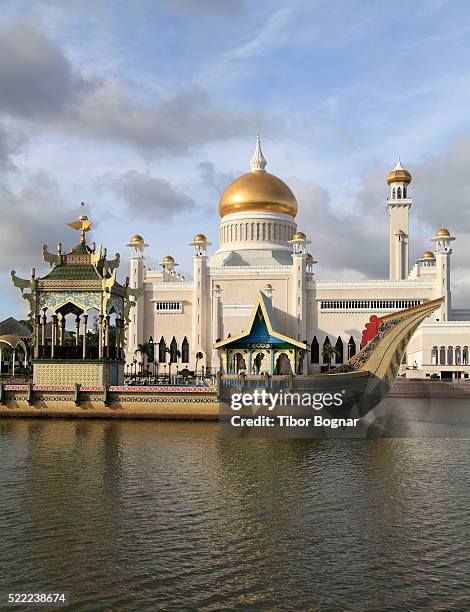 omar ali saifuddien mosque in brunei - brunei stock pictures, royalty-free photos & images