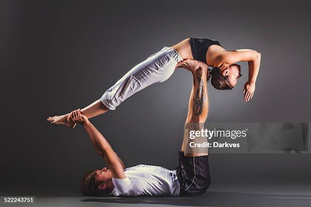 2点のacro Yogaのストックフォト Getty Images