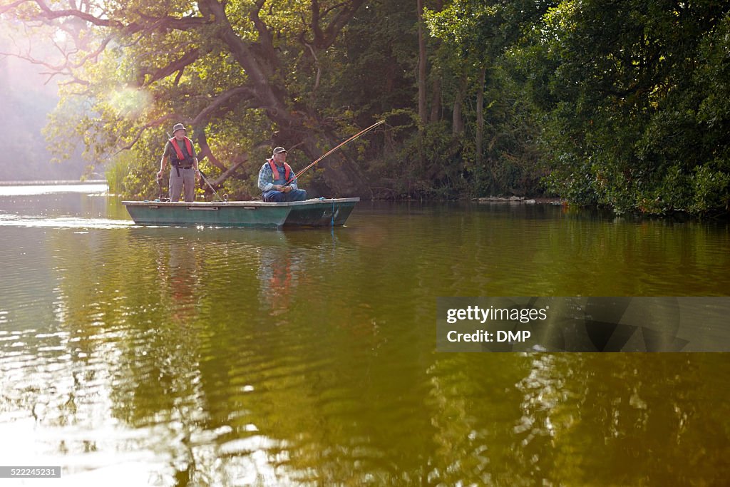 Senior Freunde auf einem kleinen Boot Fischen