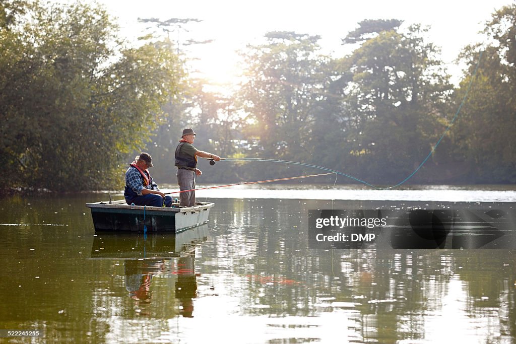 Dos hombres mayores en una embarcación de pesca