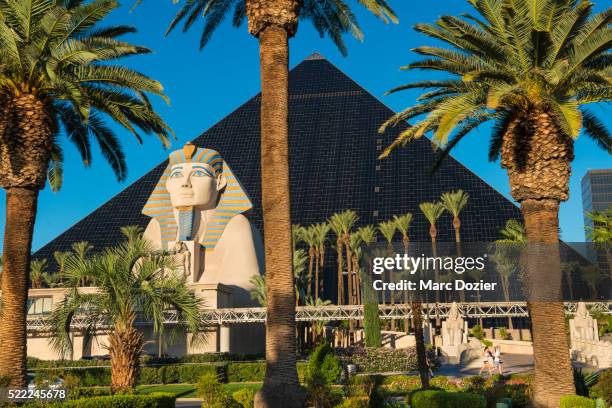luxor hotel and casino in vegas - las vegas pyramid hotel stock pictures, royalty-free photos & images