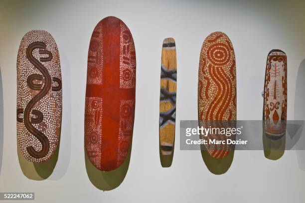 aboriginal art in south australian museum of adelaide - aboriginal dot painting fotografías e imágenes de stock