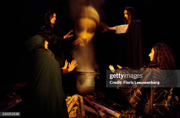 group of wiccans in amsterdam - séance photo stockfoto's en -beelden