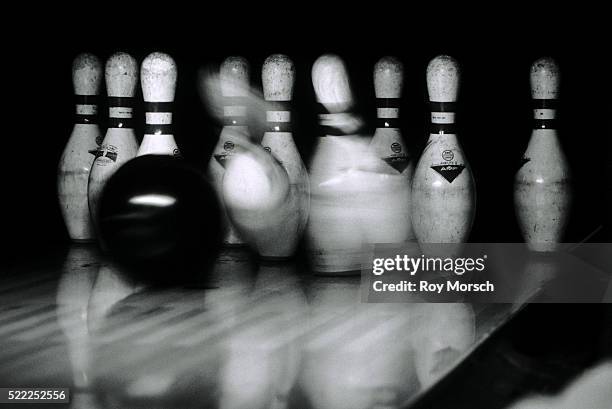 bowling action - bowlingbahn stock-fotos und bilder
