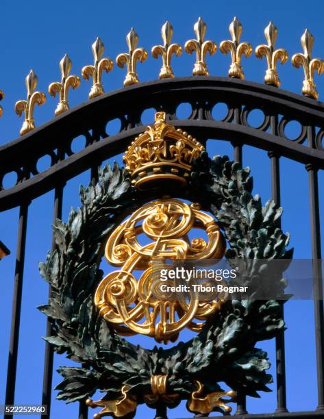 gate at buckingham palace - buckingham palace gates stock pictures, royalty-free photos & images