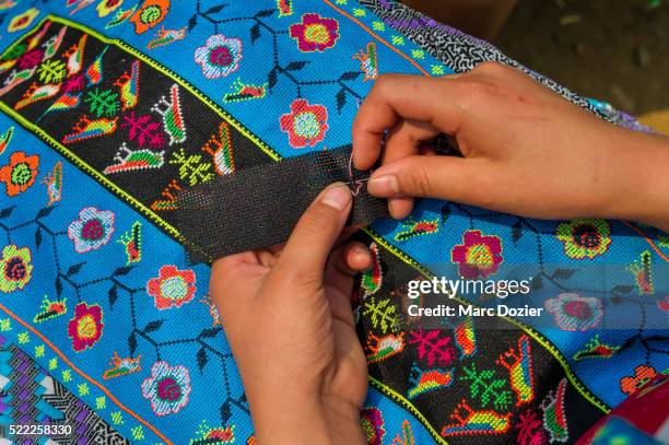 hmong tribe embroidery - minoría miao fotografías e imágenes de stock