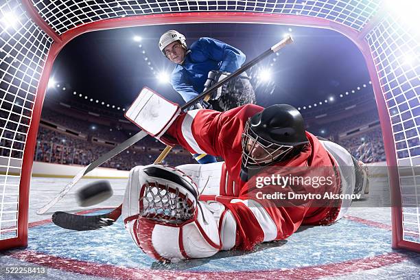 ice hockey player scoring - hockey keeper stockfoto's en -beelden