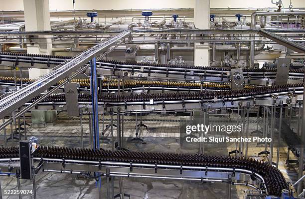 beer bottling plant. málaga, spain - bierflaschen fließband stock-fotos und bilder