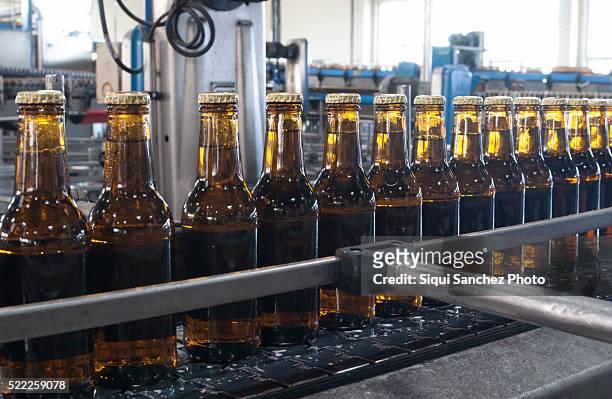 beer bottling plant. málaga, spain - garrafa de cerveja imagens e fotografias de stock