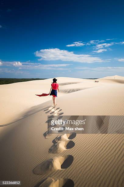 girl walking on the sand dune - arcachon - fotografias e filmes do acervo